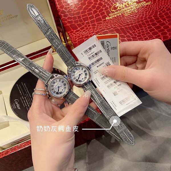 仿錶高品質卡卡鑰匙系列卡地亞阿拉伯數字時標和劍形藍鋼指針進口原裝石英機芯
