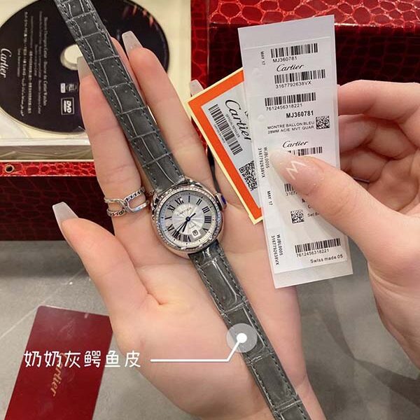 仿錶高品質卡卡鑰匙系列卡地亞阿拉伯數字時標和劍形藍鋼指針進口原裝石英機芯
