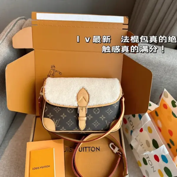 lv高仿黛安羊羔毛法手袋毛茸茸法棍包預留肩帶〰️