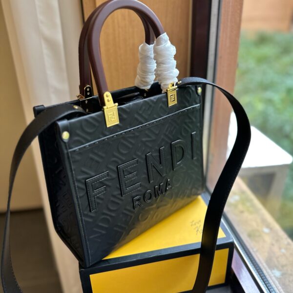 芬迪高仿頂級原單fendi peekabo 購物袋可手提可斜挎2023 21 芬迪高仿頂級原單fendi peekabo 購物袋可手提可斜挎2023