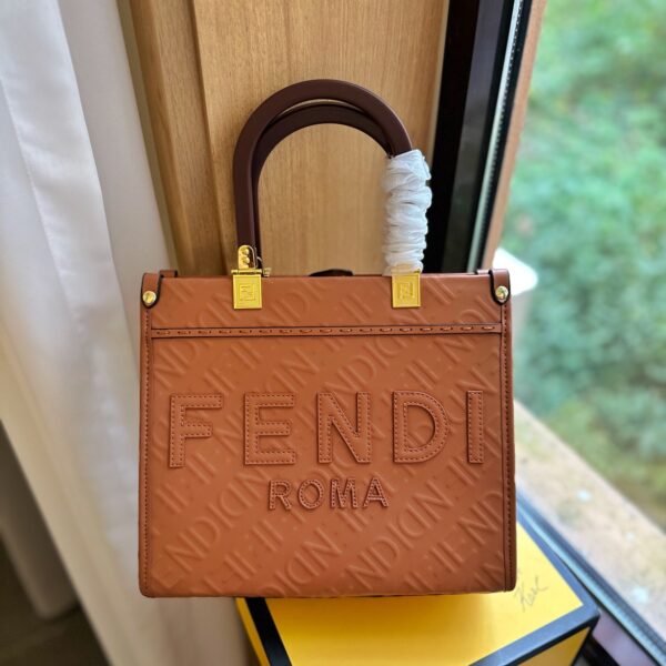 芬迪高仿頂級原單fendi peekabo 購物袋可手提可斜挎2023 18 芬迪高仿頂級原單fendi peekabo 購物袋可手提可斜挎2023