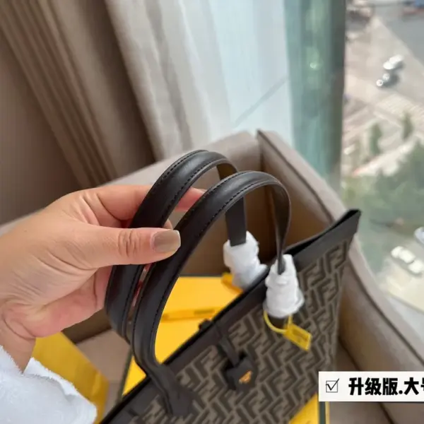 芬迪高仿家新品摺紙 購物袋高仿大號2023 29 芬迪高仿家新品摺紙 購物袋高仿大號2023