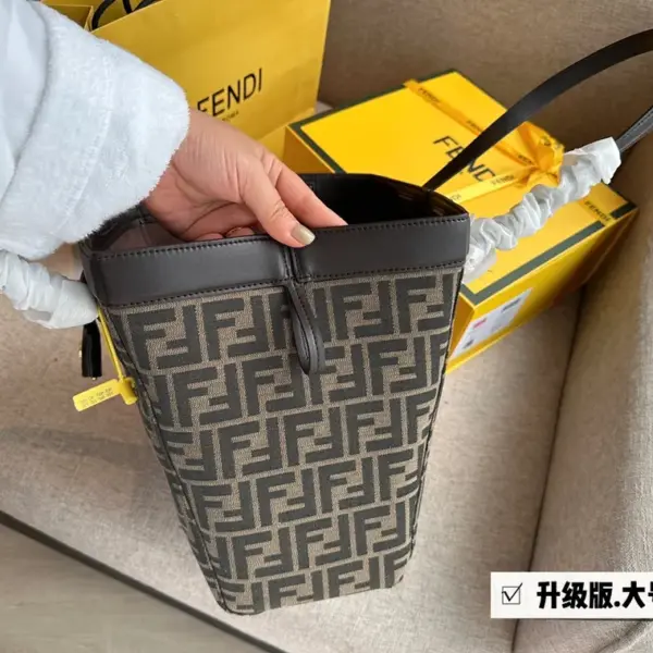 芬迪高仿家新品摺紙 購物袋高仿大號2023 24 芬迪高仿家新品摺紙 購物袋高仿大號2023