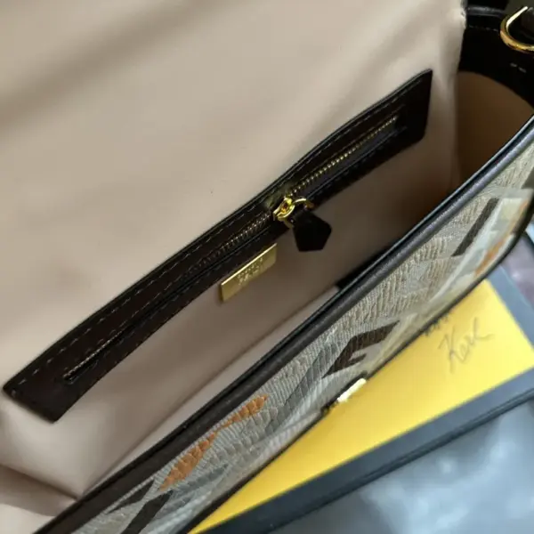 Fendi高仿頂級芬迪高仿法國棍包(Baguette)單肩、斜跨