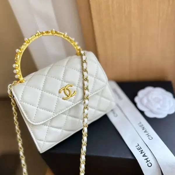 Chanel 香奈兒2023高仿23B珍珠鑲鑽手柄小凱莉的風也很精緻吧絕對黑馬太心動了市有一個橫版一個方胖子版