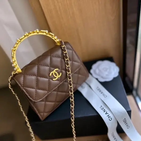 Chanel 香奈兒2023高仿23B珍珠鑲鑽手柄小凱莉的風也很精緻吧絕對黑馬太心動了市有一個橫版一個方胖子版