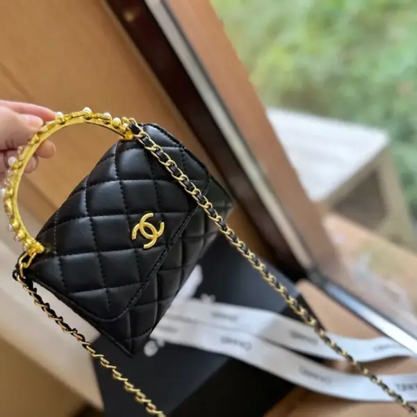 Chanel 香奈兒2023高仿23B珍珠鑲鑽手柄小凱莉的風也很精緻吧絕對黑馬太心動了市有一個橫版一個方胖子版