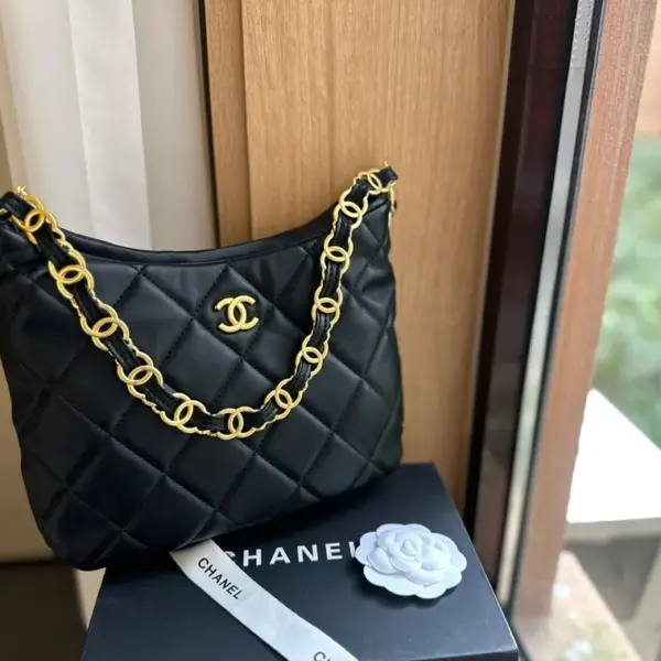 香奈兒高仿頂級原單CHANEL 22K 流浪漢腋下包新一季的包包又一大爆款很復古很復古一下就愛上了黑金流浪漢小號