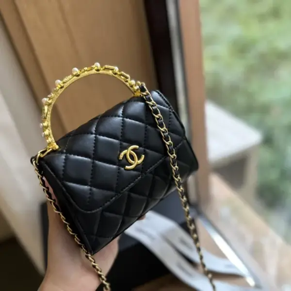 Chanel 香奈兒2023高仿23B珍珠鑲鑽手柄小凱莉的風也很精緻吧絕對黑馬太心動了市有一個橫版一個方胖子版