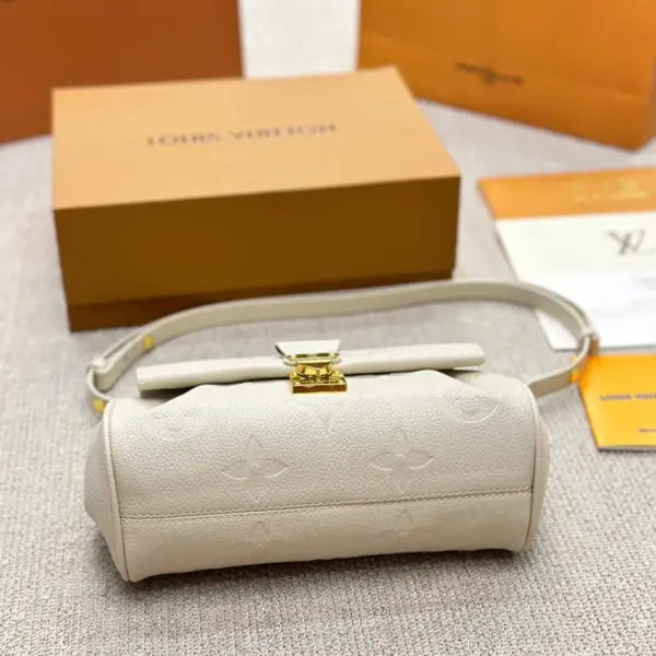 lv高仿LOUIS VUITTON Favorite 餃子包高仿頂級原單 非常低調耐看 全皮質感滿滿 多種背法 可鹽可甜 尺寸23 14cm