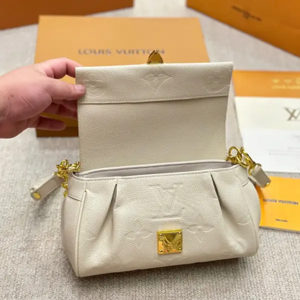 lv高仿LOUIS VUITTON Favorite 餃子包高仿頂級原單 非常低調耐看 全皮質感滿滿 多種背法 可鹽可甜 尺寸23 14cm