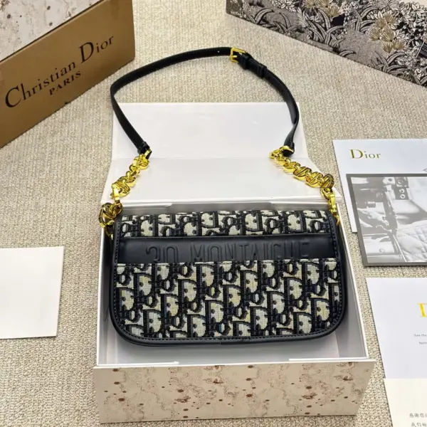Dior 23新 30 Montaigne Avenue 刺繡翻蓋鏈條包精緻藍色提花材質搭配深藍色小牛皮蒙恬包高仿 11 Dior 23新 30 Montaigne Avenue 刺繡翻蓋鏈條包精緻藍色提花材質搭配深藍色小牛皮蒙恬包高仿