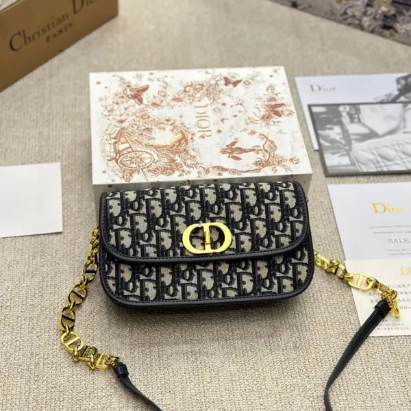 Dior 23新 30 Montaigne Avenue 刺繡翻蓋鏈條包精緻藍色提花材質搭配深藍色小牛皮蒙恬包高仿 13 Dior 23新 30 Montaigne Avenue 刺繡翻蓋鏈條包精緻藍色提花材質搭配深藍色小牛皮蒙恬包高仿