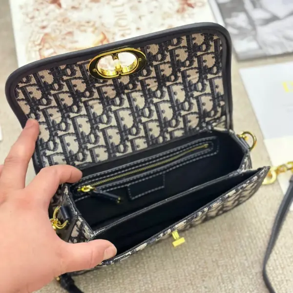 Dior 23新 30 Montaigne Avenue 刺繡翻蓋鏈條包精緻藍色提花材質搭配深藍色小牛皮蒙恬包高仿 14 Dior 23新 30 Montaigne Avenue 刺繡翻蓋鏈條包精緻藍色提花材質搭配深藍色小牛皮蒙恬包高仿