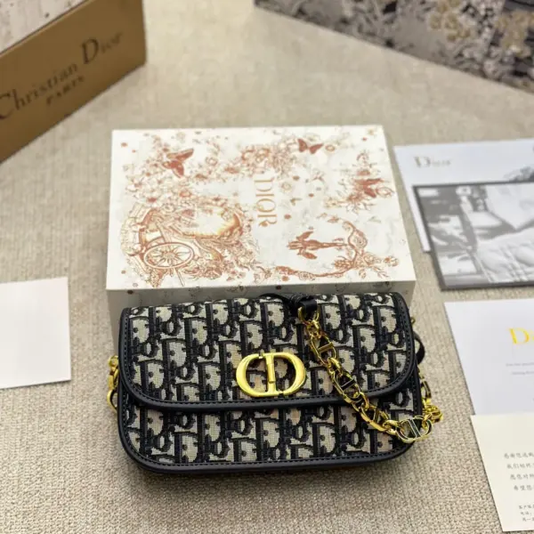 Dior 23新 30 Montaigne Avenue 刺繡翻蓋鏈條包精緻藍色提花材質搭配深藍色小牛皮蒙恬包高仿 15 Dior 23新 30 Montaigne Avenue 刺繡翻蓋鏈條包精緻藍色提花材質搭配深藍色小牛皮蒙恬包高仿