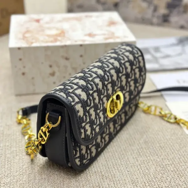 Dior 23新 30 Montaigne Avenue 刺繡翻蓋鏈條包精緻藍色提花材質搭配深藍色小牛皮蒙恬包高仿 16 Dior 23新 30 Montaigne Avenue 刺繡翻蓋鏈條包精緻藍色提花材質搭配深藍色小牛皮蒙恬包高仿
