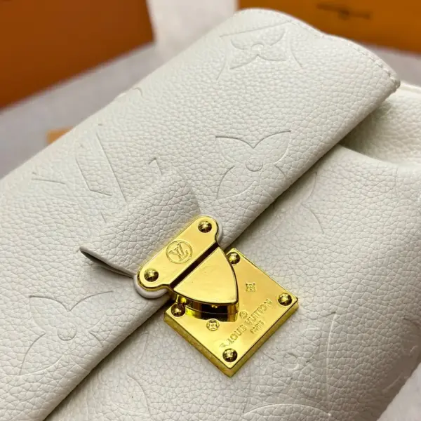 lv高仿LOUIS VUITTON Favorite 餃子包高仿頂級原單 非常低調耐看 全皮質感滿滿 多種背法 可鹽可甜 尺寸23 14cm