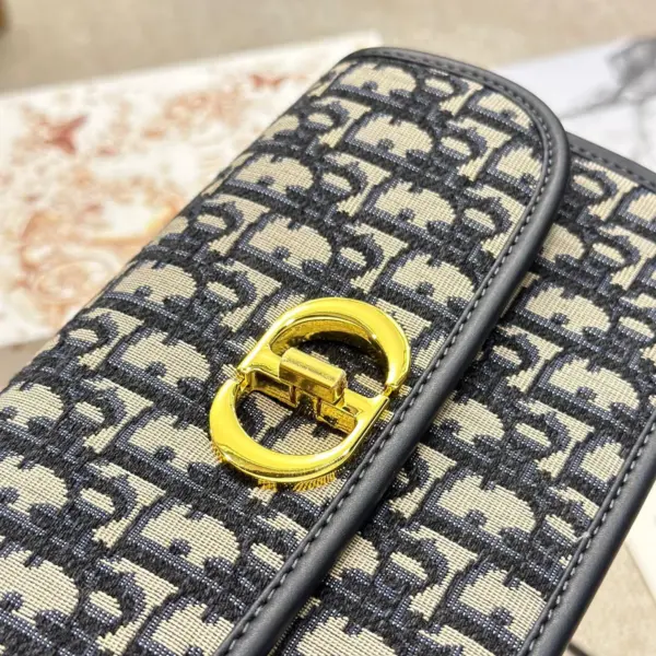 Dior 23新 30 Montaigne Avenue 刺繡翻蓋鏈條包精緻藍色提花材質搭配深藍色小牛皮蒙恬包高仿 17 Dior 23新 30 Montaigne Avenue 刺繡翻蓋鏈條包精緻藍色提花材質搭配深藍色小牛皮蒙恬包高仿