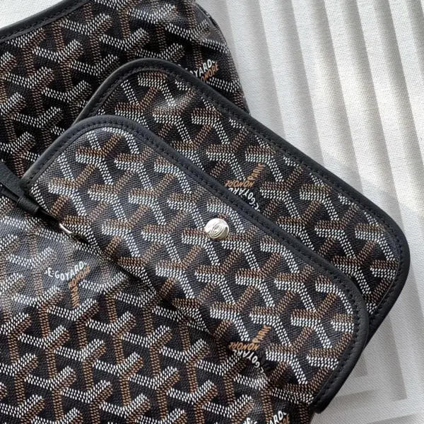 Goyard BOHEME HoBo 23高仿頂級版本最貼切的形容就是 紙片包了吧！ 真的是超輕薄無感的那種感覺