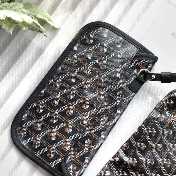 Goyard BOHEME HoBo 23高仿頂級版本最貼切的形容就是 紙片包了吧！ 真的是超輕薄無感的那種感覺