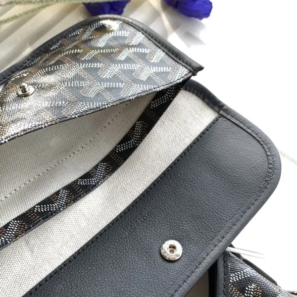 Goyard BOHEME HoBo 23高仿頂級版本最貼切的形容就是 紙片包了吧！ 真的是超輕薄無感的那種感覺