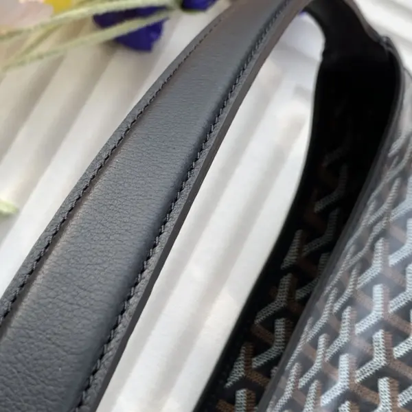Goyard BOHEME HoBo 23高仿頂級版本最貼切的形容就是 紙片包了吧！ 真的是超輕薄無感的那種感覺