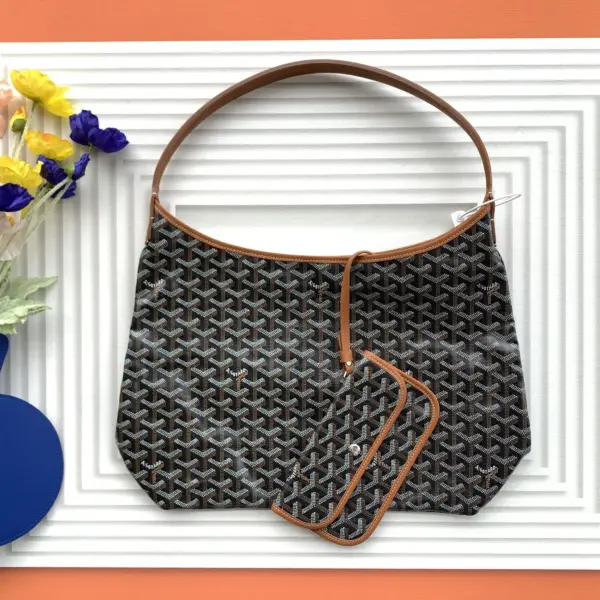 Goyard BOHEME HoBo 23高仿頂級版本最貼切的形容就是 紙片包了吧！ 真的是超輕薄無感的那種感覺