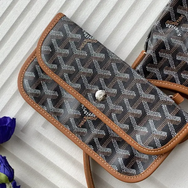 Goyard BOHEME HoBo 23高仿頂級版本最貼切的形容就是 紙片包了吧！ 真的是超輕薄無感的那種感覺