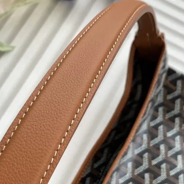 Goyard BOHEME HoBo 23高仿頂級版本最貼切的形容就是 紙片包了吧！ 真的是超輕薄無感的那種感覺