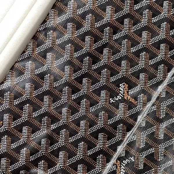 Goyard BOHEME HoBo 23高仿頂級版本最貼切的形容就是 紙片包了吧！ 真的是超輕薄無感的那種感覺