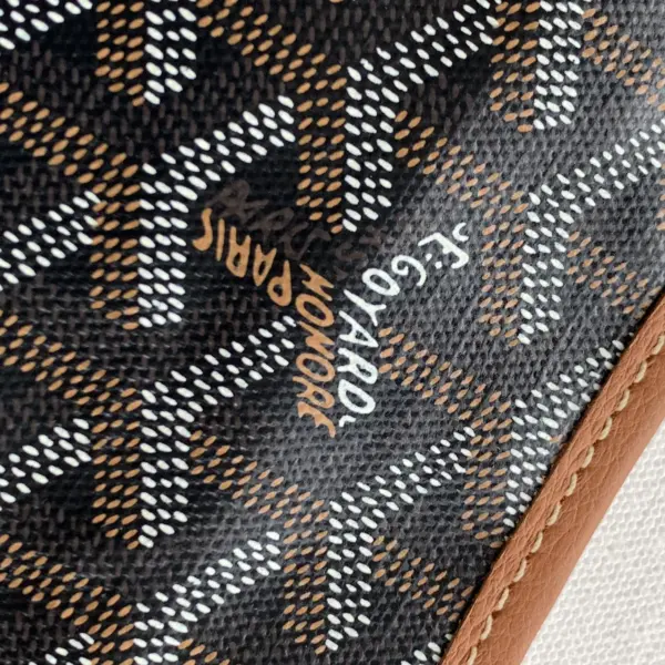 Goyard BOHEME HoBo 23高仿頂級版本最貼切的形容就是 紙片包了吧！ 真的是超輕薄無感的那種感覺