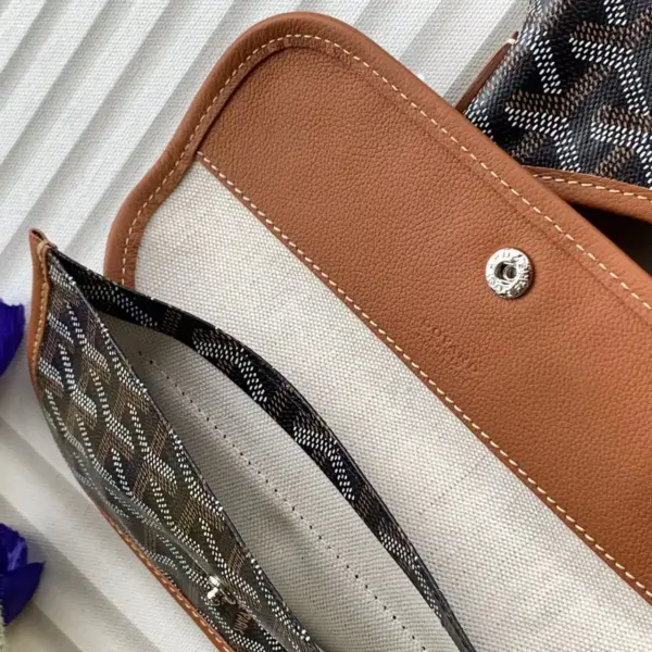 Goyard BOHEME HoBo 23高仿頂級版本最貼切的形容就是 紙片包了吧！ 真的是超輕薄無感的那種感覺