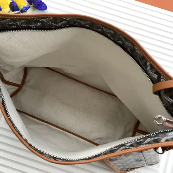 Goyard BOHEME HoBo 23高仿頂級版本最貼切的形容就是 紙片包了吧！ 真的是超輕薄無感的那種感覺