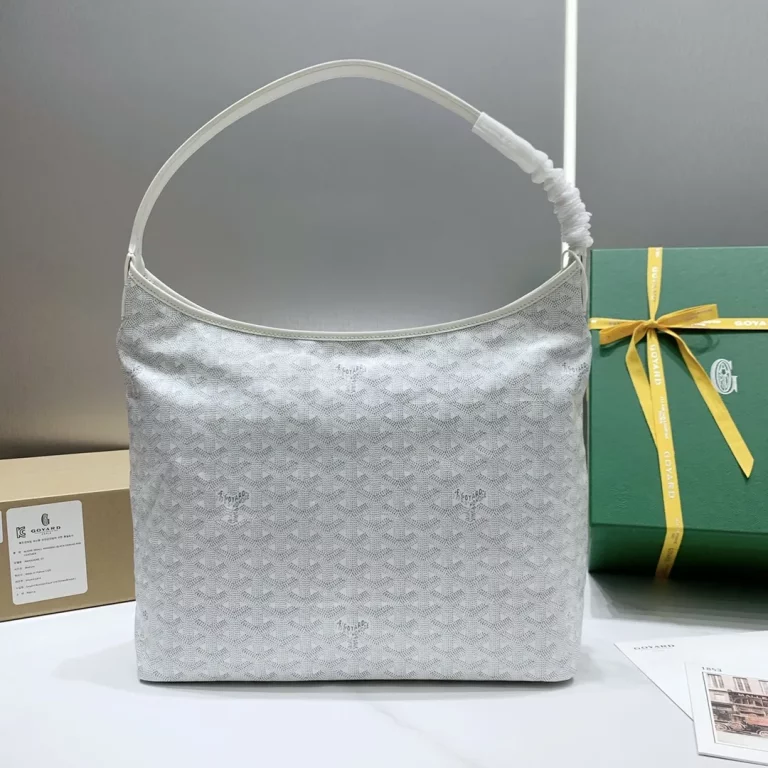 Goyard BOHEME HoBo 23高仿頂級版本最貼切的形容就是 紙片包了吧！ 真的是超輕薄無感的那種感覺