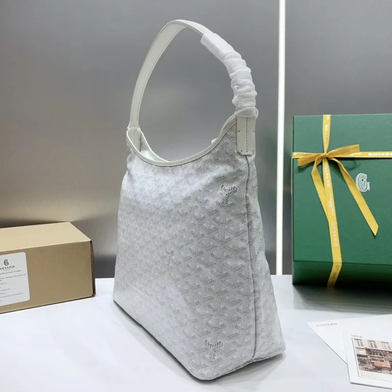 Goyard BOHEME HoBo 23高仿頂級版本最貼切的形容就是 紙片包了吧！ 真的是超輕薄無感的那種感覺