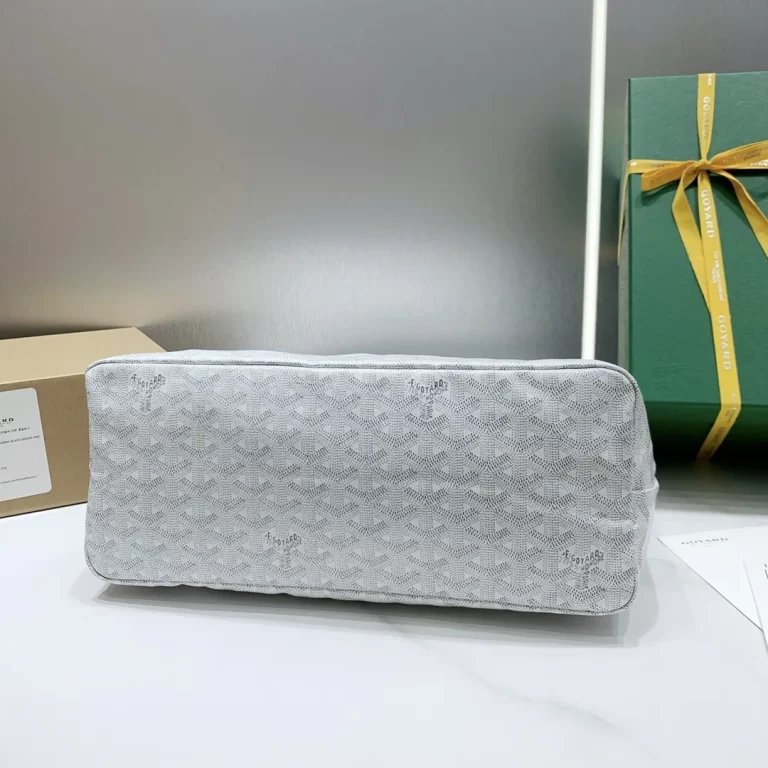 Goyard BOHEME HoBo 23高仿頂級版本最貼切的形容就是 紙片包了吧！ 真的是超輕薄無感的那種感覺