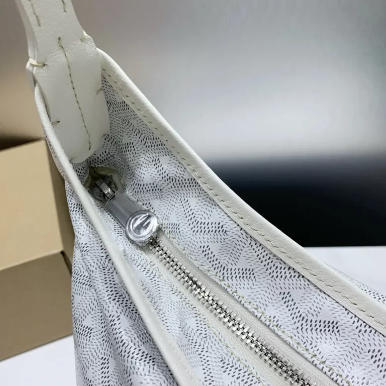 Goyard BOHEME HoBo 23高仿頂級版本最貼切的形容就是 紙片包了吧！ 真的是超輕薄無感的那種感覺