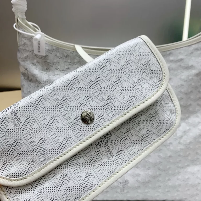 Goyard BOHEME HoBo 23高仿頂級版本最貼切的形容就是 紙片包了吧！ 真的是超輕薄無感的那種感覺