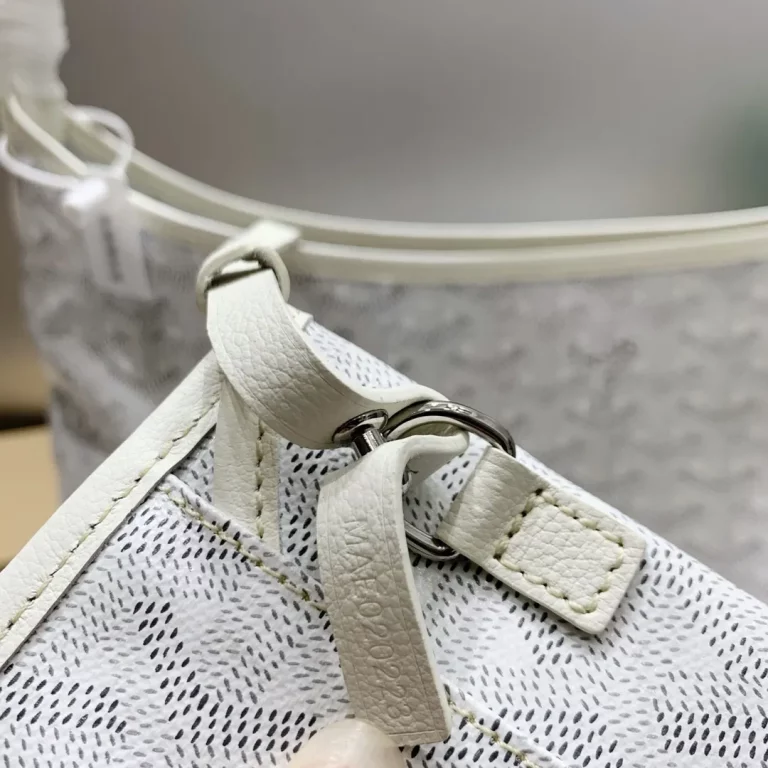 Goyard BOHEME HoBo 23高仿頂級版本最貼切的形容就是 紙片包了吧！ 真的是超輕薄無感的那種感覺