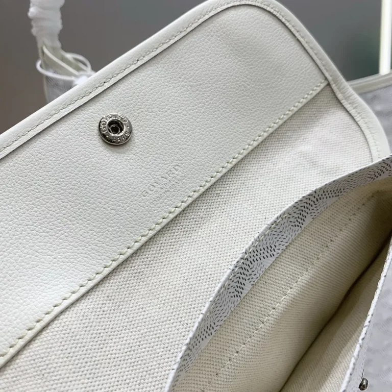Goyard BOHEME HoBo 23高仿頂級版本最貼切的形容就是 紙片包了吧！ 真的是超輕薄無感的那種感覺