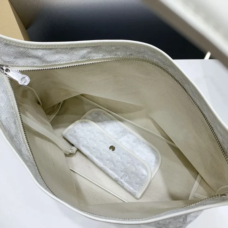 Goyard BOHEME HoBo 23高仿頂級版本最貼切的形容就是 紙片包了吧！ 真的是超輕薄無感的那種感覺