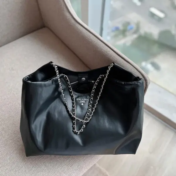 Prada托特的一天. 松弛慵懒的黑银双链条tote包真的爱惨了 prad tote（购物袋）