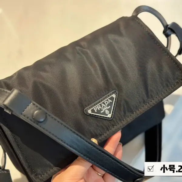 普拉達高仿小號 郵差包—超可愛的size太好看啦！通勤又百搭！無與倫比的好看和高級