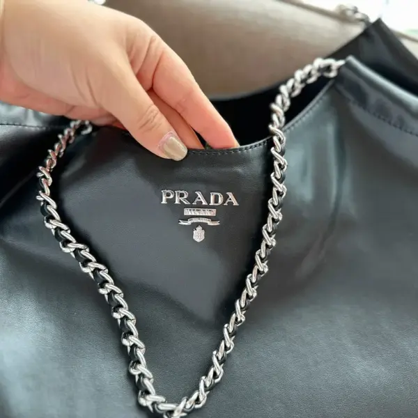 Prada托特的一天. 松弛慵懒的黑银双链条tote包真的爱惨了 prad tote（购物袋）