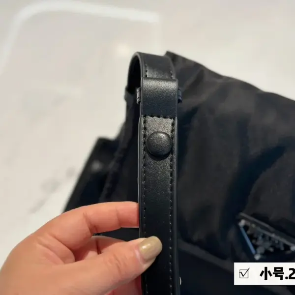 普拉達高仿小號 郵差包—超可愛的size太好看啦！通勤又百搭！無與倫比的好看和高級