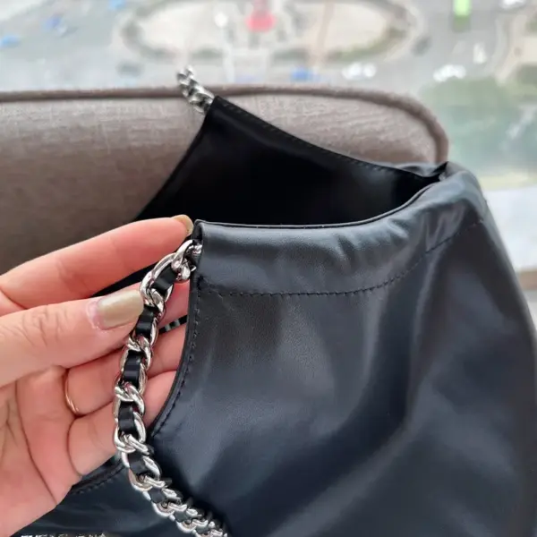 Prada托特的一天. 松弛慵懒的黑银双链条tote包真的爱惨了 prad tote（购物袋）