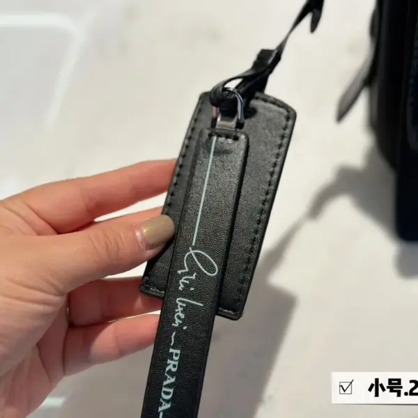 普拉達高仿小號 郵差包—超可愛的size太好看啦！通勤又百搭！無與倫比的好看和高級
