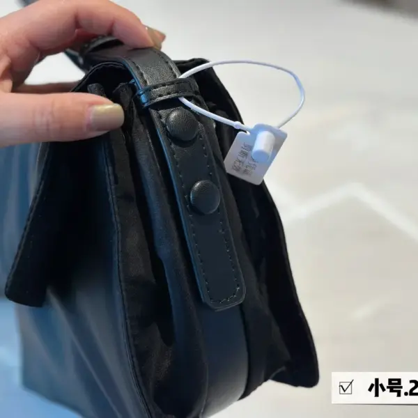 普拉達高仿小號 郵差包—超可愛的size太好看啦！通勤又百搭！無與倫比的好看和高級