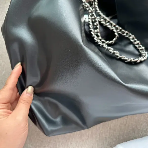 Prada托特的一天. 松弛慵懒的黑银双链条tote包真的爱惨了 prad tote（购物袋）