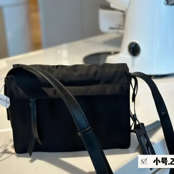 普拉達高仿小號 郵差包—超可愛的size太好看啦！通勤又百搭！無與倫比的好看和高級